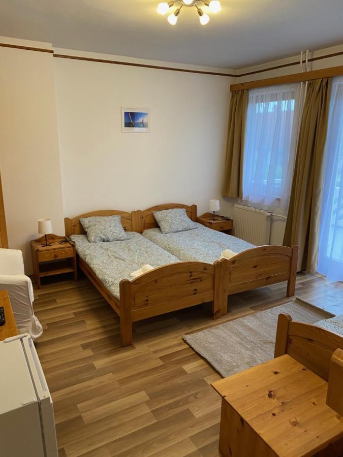 Global Apartmanhaz Bed and Breakfast Vonyarcvashegy Exteriör bild