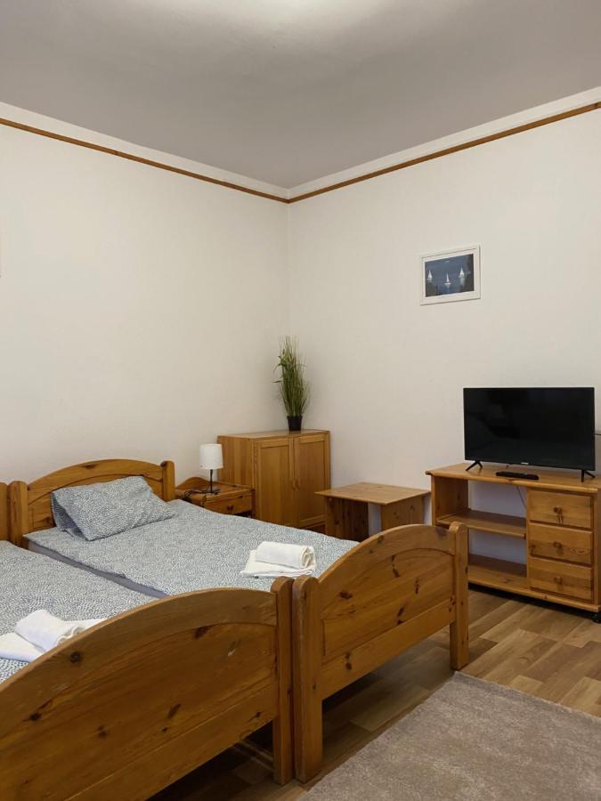 Global Apartmanhaz Bed and Breakfast Vonyarcvashegy Exteriör bild