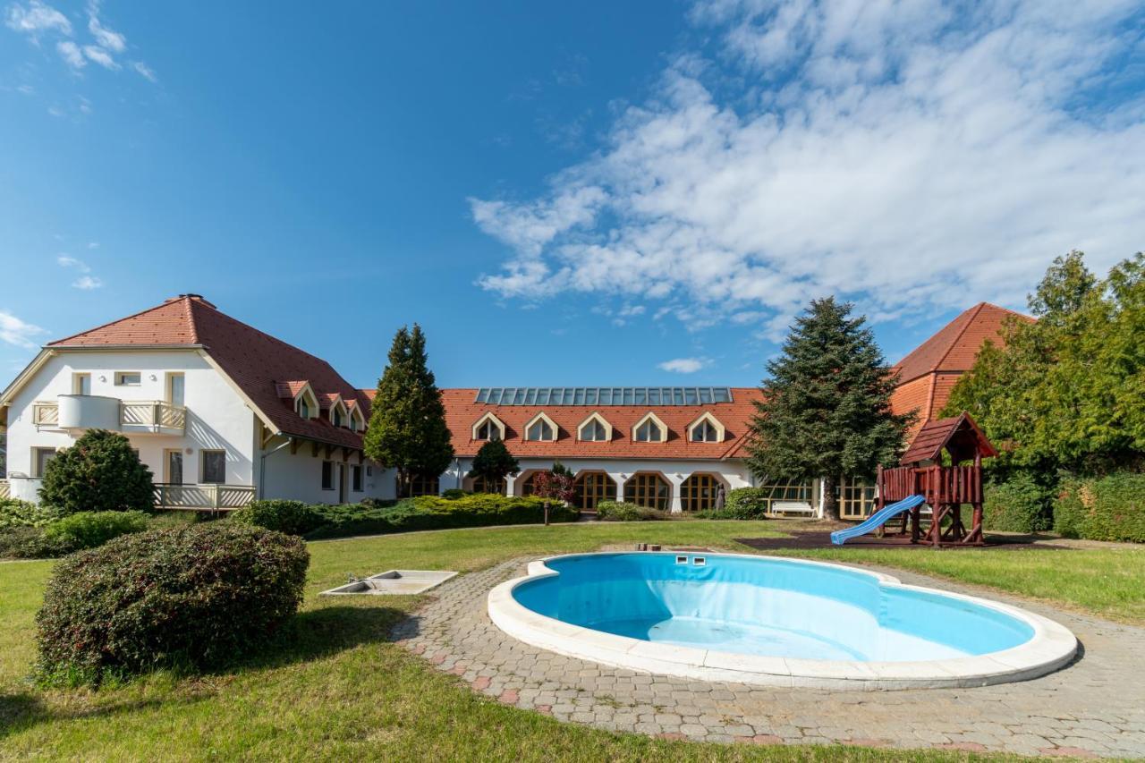 Global Apartmanhaz Vonyarcvashegy Exteriör bild