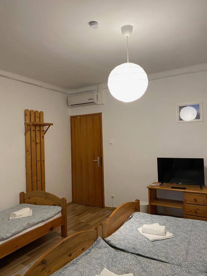 Global Apartmanhaz Bed and Breakfast Vonyarcvashegy Exteriör bild